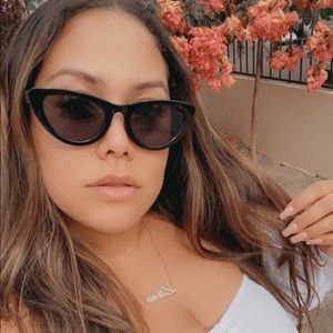 Meet your Posher, Cenia